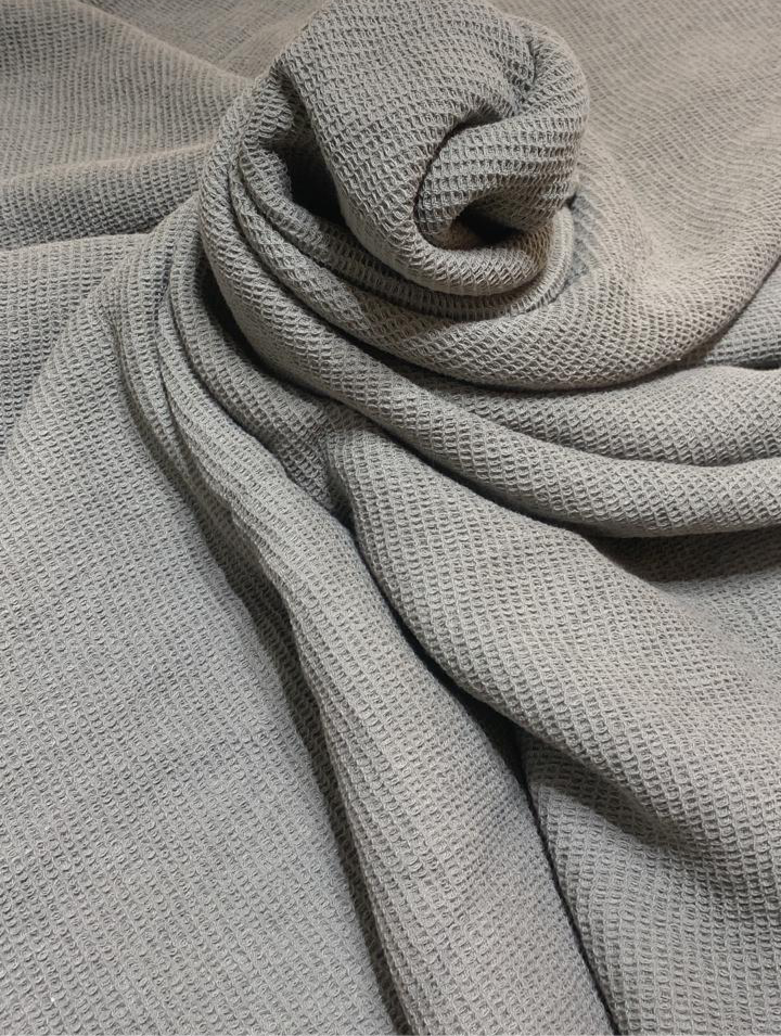 Manta Waffle habano con textura nido de abeja | Pie de cama rústico