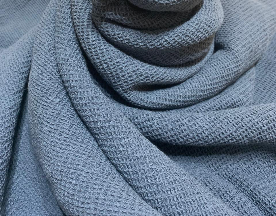 Manta Waffle azul con textura nido de abeja | Pie de cama rústico