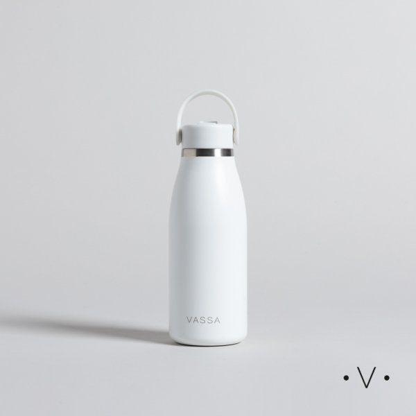Botella termica de acero inoxidable color blanco con pico descuento durante el HOTSALE2025