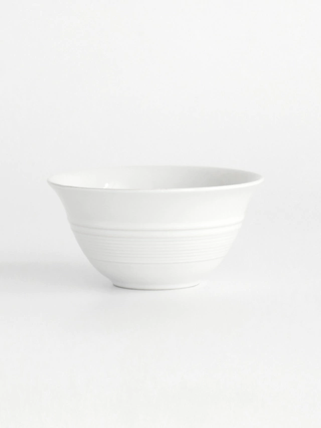 Bowl de porcelana en color blanco con detalle de rayas en el centro con descuento durante el HOTSALE 2025
