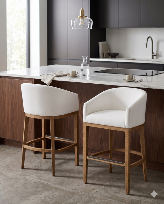 Banqueta alta de diseño contemporáneo con estructura de madera maciza en acabado natural. Presenta un asiento y respaldo integrado, tapizado en tela de lino color beige claro con textura sutil. Incluye apoyapiés perimetral de madera para mayor estabilidad y confort