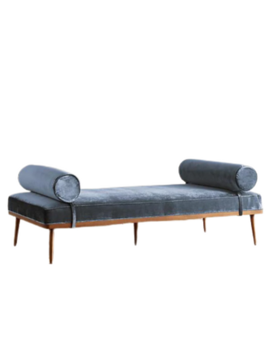 Banqueta estilo escandinavo con almohadones cilíndrico doble y patas de madera. Minimalista y funcional, perfecta para ambientes acogedores.