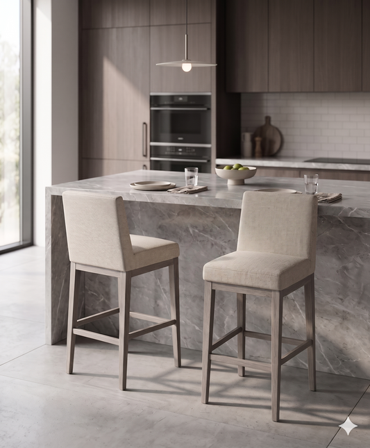 Banqueta alta de diseño contemporáneo con estructura de madera maciza en acabado natural. Presenta un asiento y respaldo integrado, tapizado en pana color claro con textura sutil. Incluye apoyapiés perimetral de madera para mayor estabilidad y confort