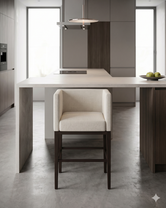 Banqueta alta de diseño contemporáneo con estructura de madera maciza en acabado natural. Presenta un asiento y respaldo integrado, tapizado en pana color claro con textura sutil. Incluye apoyapiés perimetral de madera para mayor estabilidad y confort