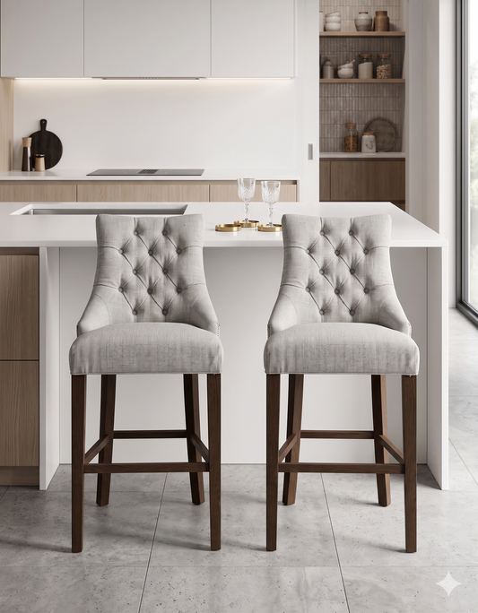 Banqueta alta de diseño contemporáneo con estructura de madera maciza en acabado natural. Presenta un asiento y respaldo integrado, tapizado en pana color claro con textura sutil. Incluye apoyapiés perimetral de madera para mayor estabilidad y confort