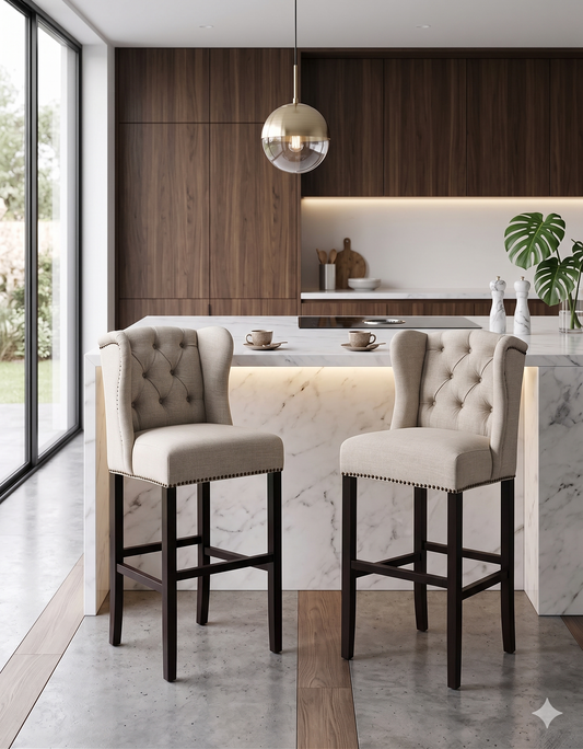 Banqueta alta de diseño contemporáneo con estructura de madera maciza en acabado natural. Presenta un asiento y respaldo integrado, tapizado en pana color claro con textura sutil. Incluye apoyapiés perimetral de madera para mayor estabilidad y confort