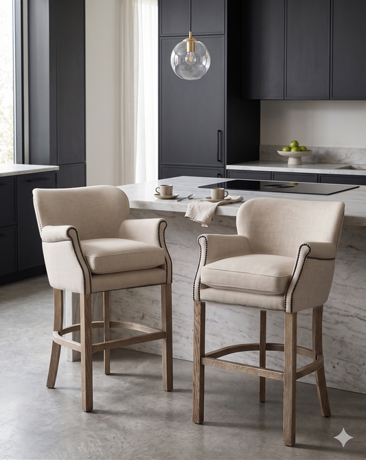 Banqueta alta de diseño contemporáneo con estructura de madera maciza en acabado natural. Presenta un asiento y respaldo integrado, tapizado en pana color claro con textura sutil. Incluye apoyapiés perimetral de madera para mayor estabilidad y confort