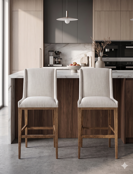 Cocina de lujo con isla de mármol y madera, con dos banquetas altas de frente tapizadas en lino beige, diseño de respaldo con orejas y estructura de madera natural.