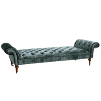 Banqueta Chesterfield pie de cama tapizada en verde con detalles capitoné y tachas. Diseño clásico vintage para dormitorio o living. Tienda de Banquitos.