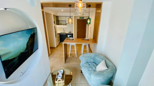 Departamento en Ushuaia ambientado con respaldo de cama Ostras y sillones Brigitte de un cuerpo en un espacio moderno con vista privilegiada.