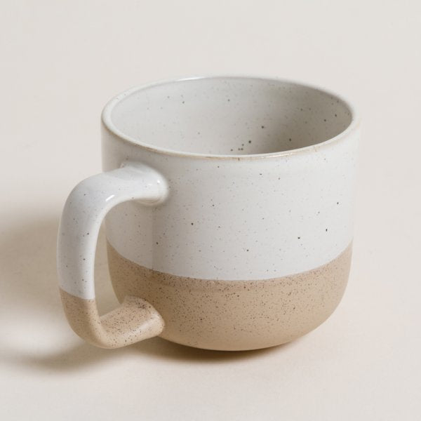 Mug color blanco y beige con descuento durante el HOTSALE 2025