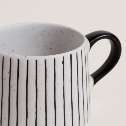 Mug Mirelle a rayas color blanco y negro con descuento durante el HOTSALE 2025