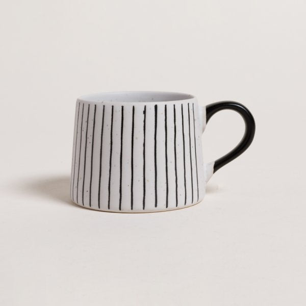 Mug Mirelle a rayas color blanco y negro con descuento durante el HOTSALE 2025