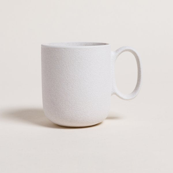 Mug de ceramica color crema con descuento durante el hotsale 2025