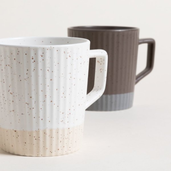 Mug surtido con rayas en color crema y gris con descuento durante el hotsale 2025