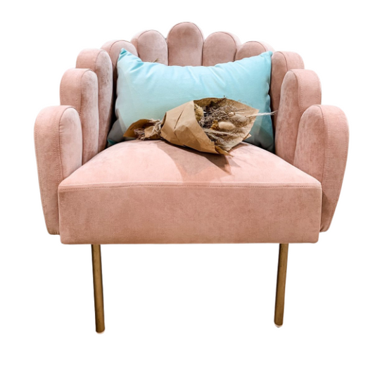 Sillón matero Mini Angie tapizado en rosa con respaldo en forma de pétalos y patas metálicas doradas – Tienda de Banquitos