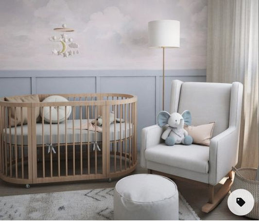 Mecedora gris con base de madera en espacio decorado con estilo escandinavo.