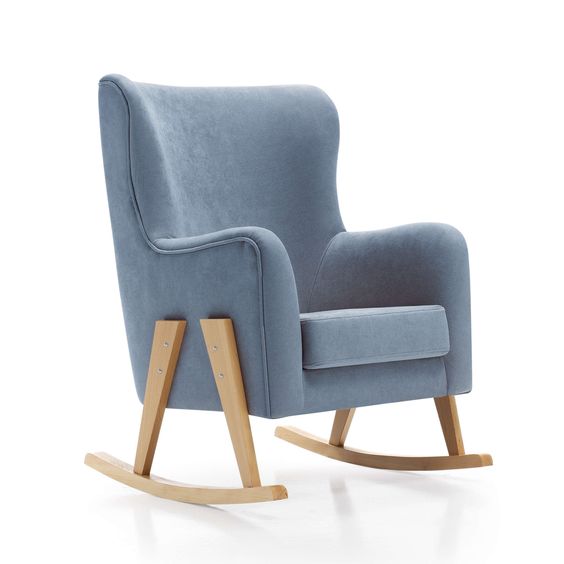 Mecedora tapizada en pana azul con respaldo alto y base de madera curva.