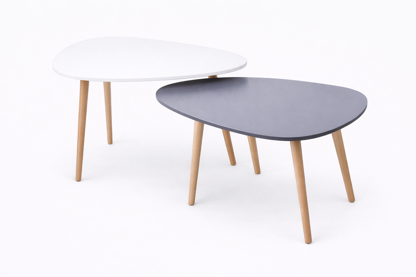 Mesas de arrime To5 con tapa orgánica en blanco y gris y patas de madera inclinadas.
