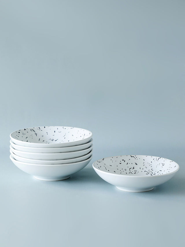 Plato hondo blanco con detalles en negro con descuento durante el HOTSALE 2025