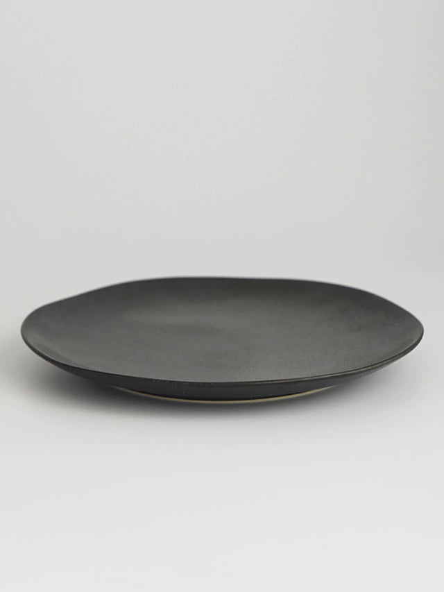 Plato playo de porcelana modelo Ysee Black de 27 cm