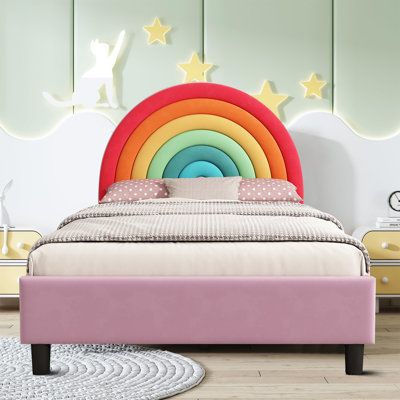 Respaldo de cama infantil con forma de arco iris tapizado.