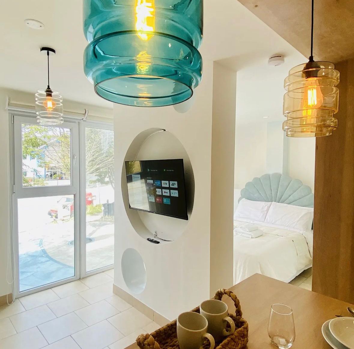 Respaldo de cama diseño concha tapizado, estilo decorativo glam.