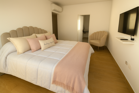 Respaldo Angie color Beige con un sillón Angie beige, acalonado y con forma de concha, super versatíl que le da modernidad a la habitación.