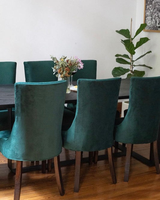 Silla Amalfi tapizada a medida vista frontal en comedor moderno | Tienda de Banquitos
