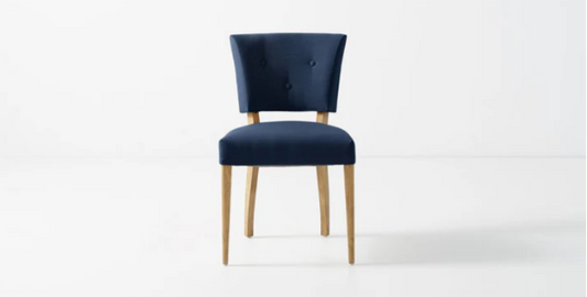 Silla Cordelia con respaldo alto y diseño elegante, pensada para ambientes refinados y modernos. Su tapizado de calidad y estructura firme aseguran durabilidad, mientras que sus líneas estilizadas aportan un toque de distinción en comedores y livings.