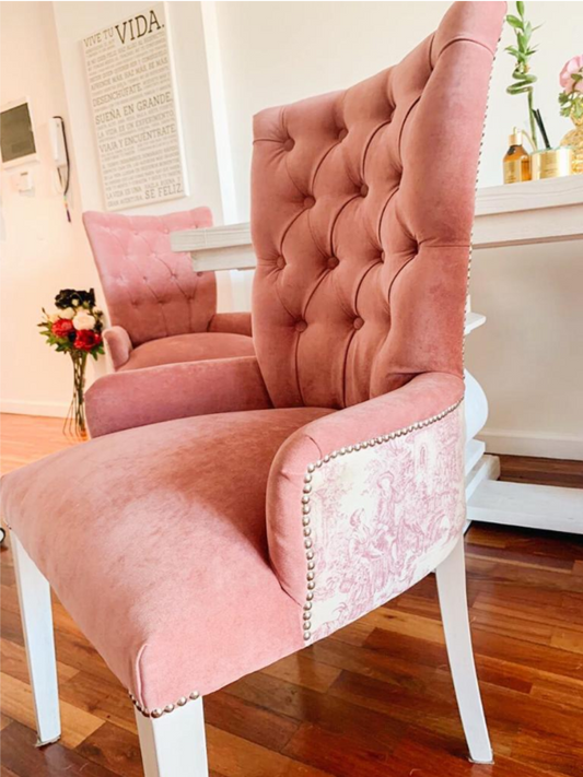 Silla Menphis de diseño moderno con asiento acolchado y respaldo envolvente, pensada para brindar máximo confort y estilo. Ideal para comedores actuales y espacios de diseño, combinando practicidad, elegancia y un acabado de gran calidad.