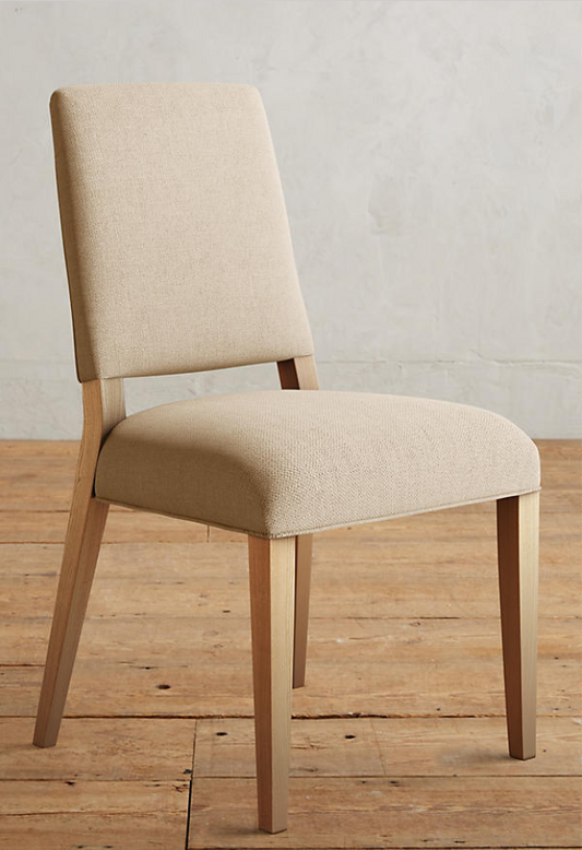 Silla Nude de diseño minimalista con estructura simple y elegante, tapizada en tonos neutros fáciles de combinar. Su estilo versátil la convierte en una opción práctica para hogares contemporáneos, aportando frescura, comodidad y modernidad a cualquier ambiente.