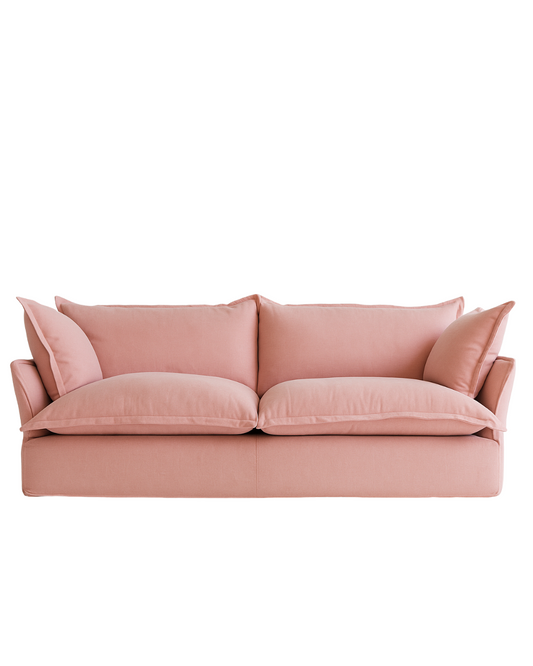 Sofá Comfy enfundado, con respaldo y apoyabrazos integrados, amplios cojines extra mullidos en asiento y respaldo, líneas suaves y estructura de base baja, presentado sobre fondo blanco, ideal para livings contemporáneos o espacios de descanso que buscan máxima comodidad y estilo relajado.