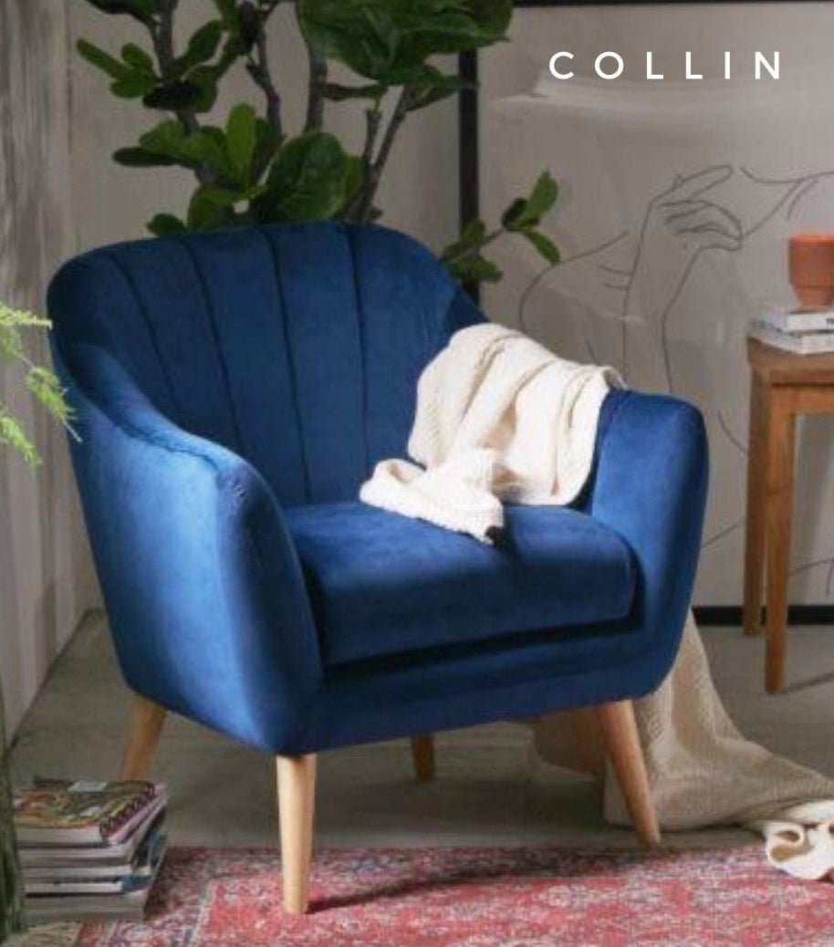 Sillón de un cuerpo Collin en color azul, con patas de madera natural, respaldo bajo y diseño moderno, sobre fondo blanco