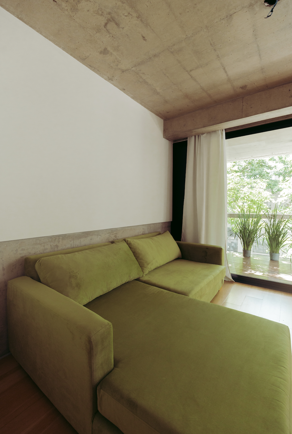 Sillon esquinero Richard de Tienda de banquitos en color verde esn un espacio minimalista