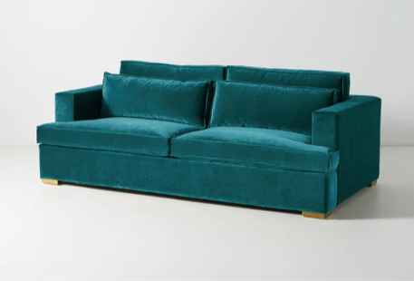 Sofá minimalista modelo Richard tapizado en pana, diseño rectangular de líneas limpias, amplios cojines y apoyabrazos rectos, patas bajas y estructura robusta, presentado sobre fondo blanco, perfecto para espacios modernos, livings relajados o ambientes de diseño escandinavo que buscan comodidad y estética.