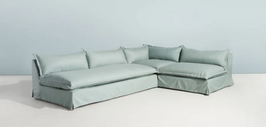 Sofá esquinero modelo Tassa en color celeste claro con faldón, diseño elegante y amplio, ideal para living moderno; disponible con descuentos CyberMonday, cuotas sin interés y stock limitado.