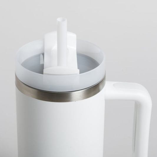 Vaso quencher térmico color blanco de acero inoxidable con tapa y bombilla con descuento durante el hotsale 2025