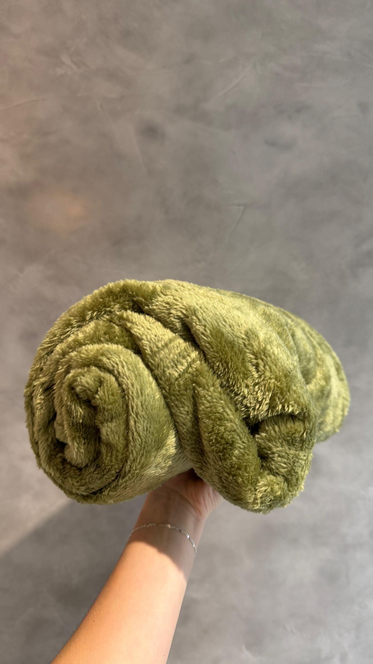 Manta Teddy Small Verde Musgo – Pie de cama y sillón | 1,6x1,3 mts | Tienda de Banquitos