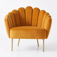 Sillón de un cuerpo Angie color Oro en pana antimanchas importada, con respaldo de líneas curvas tipo abanico y patas de metal doradas — para un living con onda glamorosa y mucha personalidad. Hecho a medida por Tienda de Banquitos.