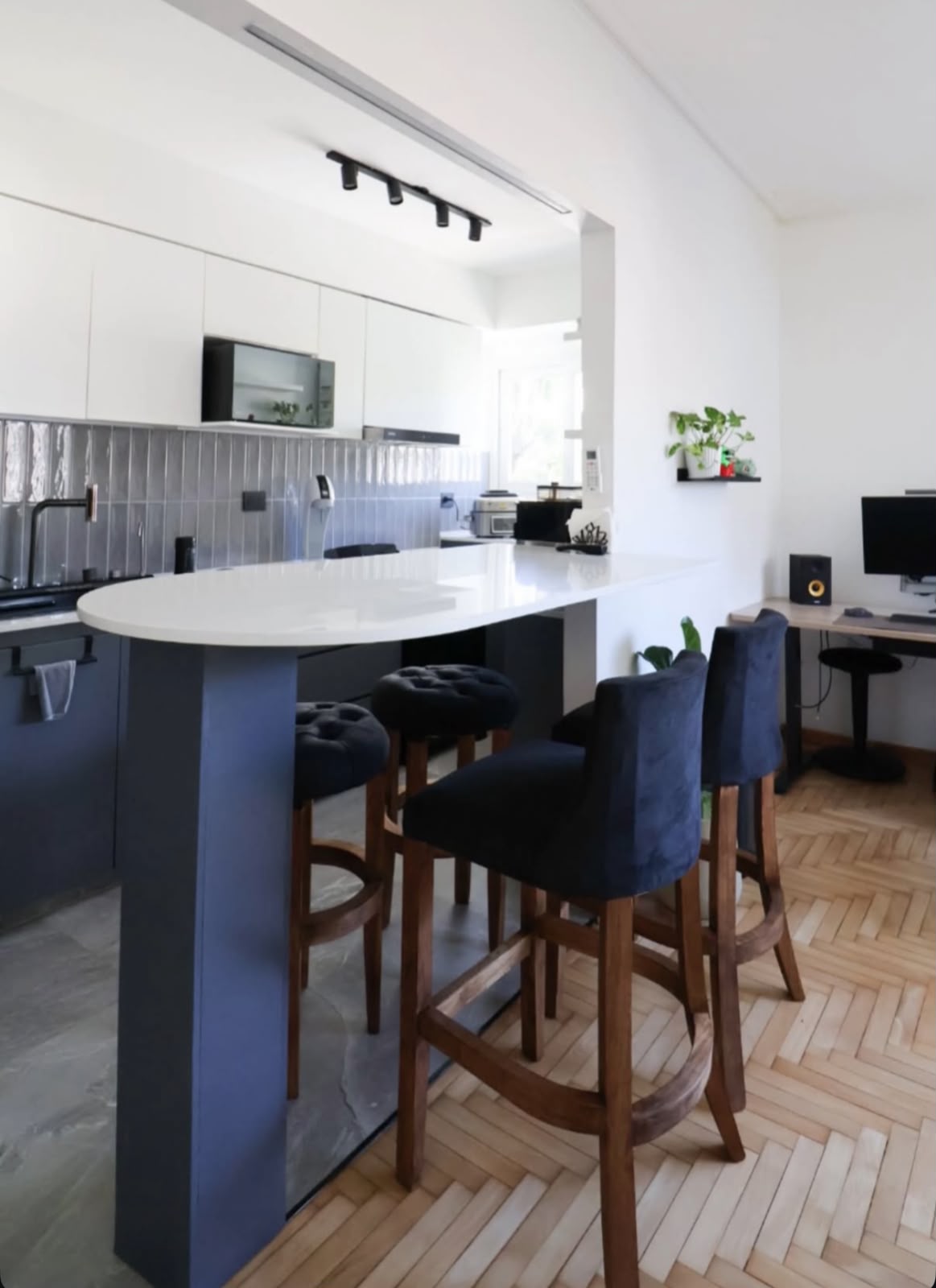 Barra de cocina con 2 banquetas Simón con respaldo y 2 banquetas Barista con asiento capitoné, tapizadas en terciopelo azul oscuro con patas de madera