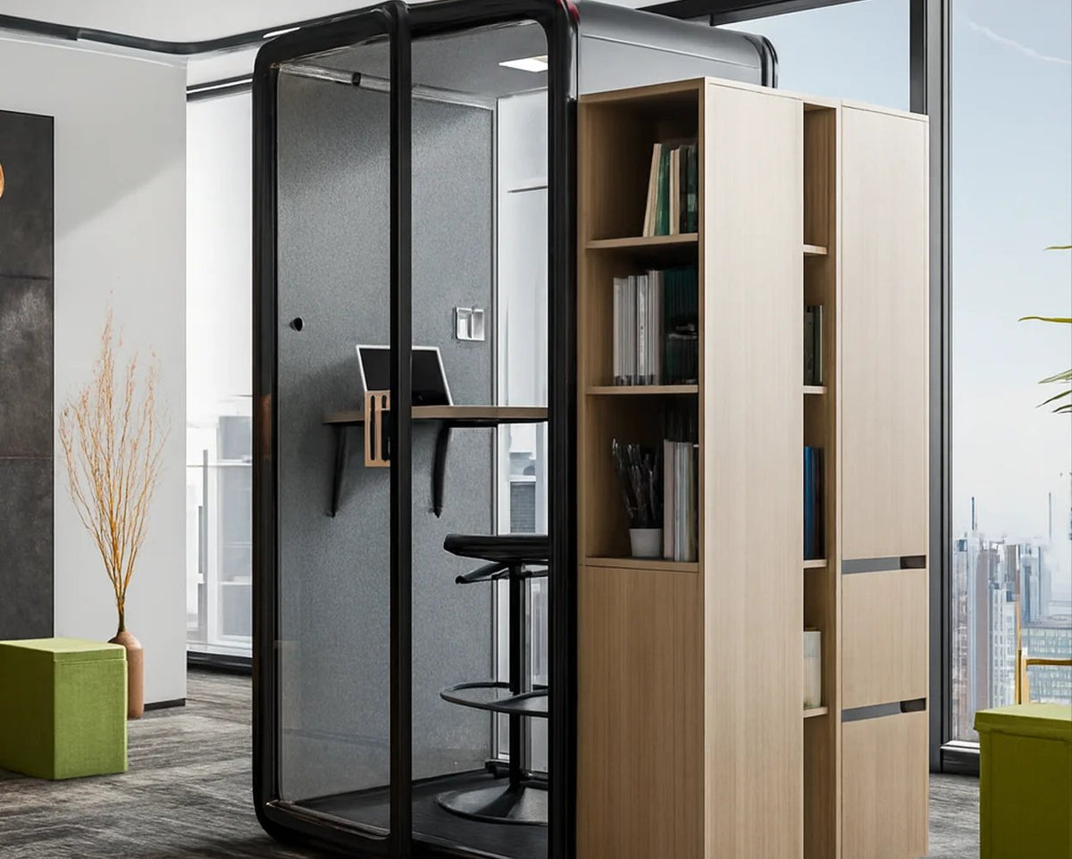 Cabina acústica Domo Single de Archivos Activos con banqueta alta y mesa, en una oficina