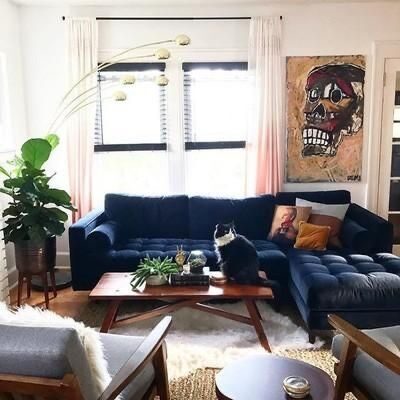 Sofá azul marino en living con chimenea y parquet detalle – Tienda de Banquitos Argentina