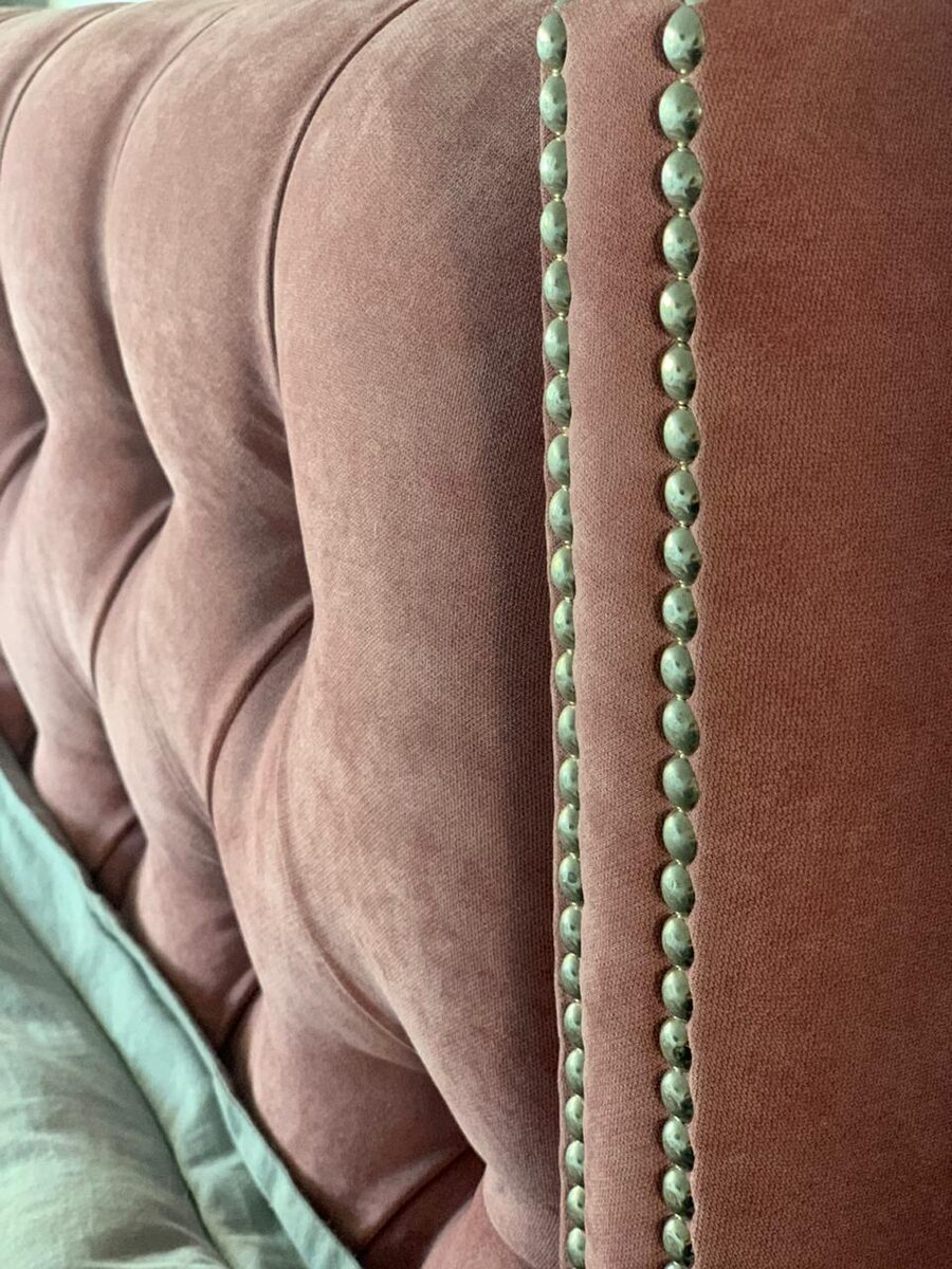 Cabecera rosa tufted con tachas pátina verde detalle – Tienda de Banquitos Argentina