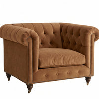 Sillón de un cuerpo Chesterfield color Gamuza en pana antimanchas importada, el clásico diseño inglés firme con detalle de tachas — el clásico de siempre para un living con personalidad. Hecho a medida por Tienda de Banquitos.