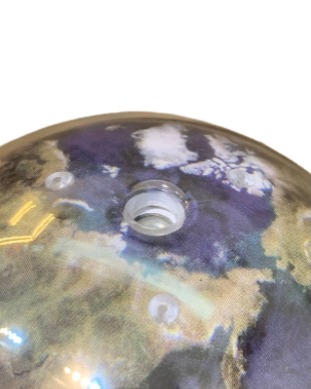 Detalle de la salida de vapor sobre la esfera estampada del humidificador planeta
