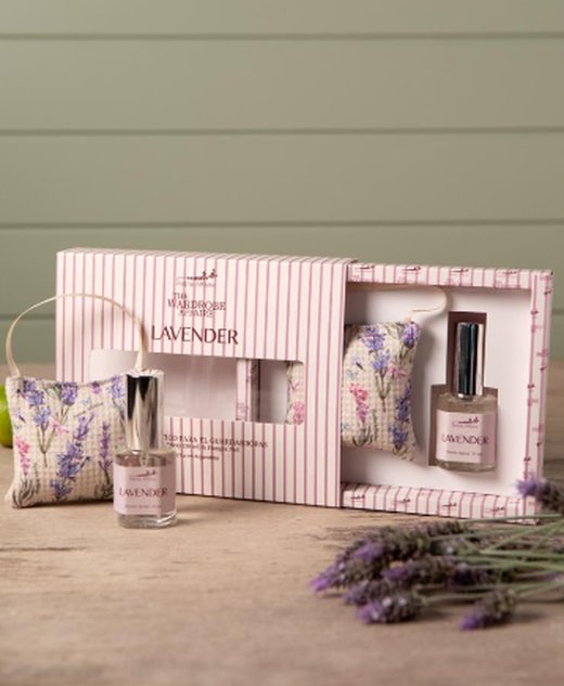 Kit almohadilla Lavender con su caja, la almohadilla y el frasco afuera junto a ramitos de lavanda