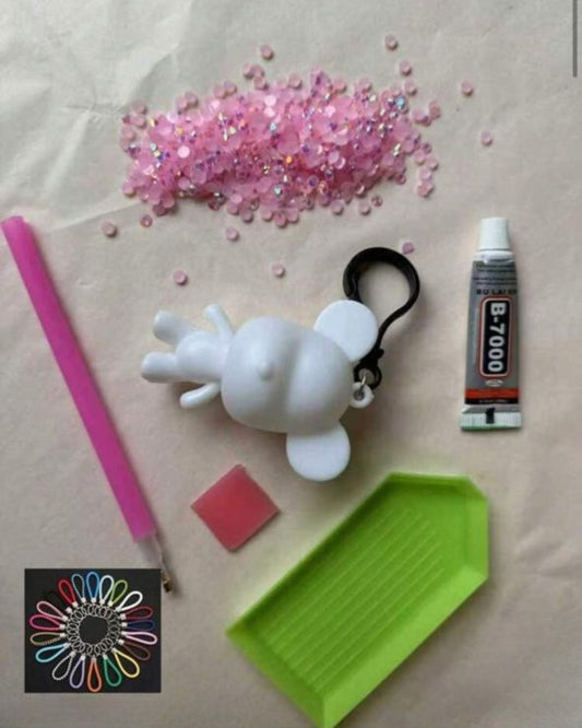 Kit de diamond painting osito mini con diamantitos rosas, pegamento, aplicador y bandeja organizadora verde