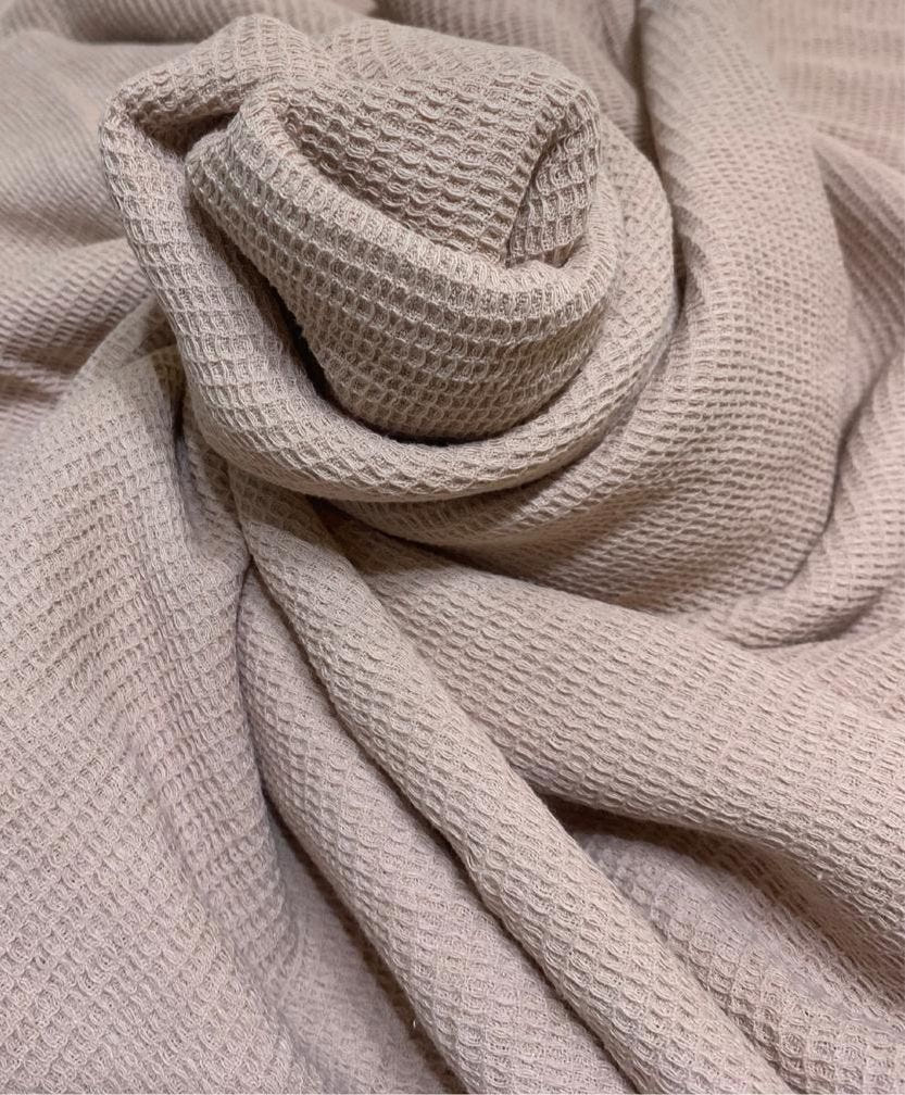 Manta Waffle Rosa Dior con textura nido de abeja - pie de cama sillón Palermo Buenos Aires