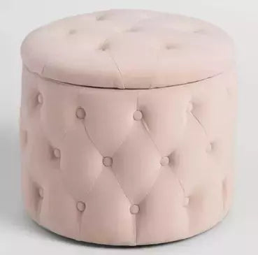 Puff Jay con diseño capitoné en pana rosa claro, estructura cilíndrica y espacio de guardado oculto en su interior. Práctico y decorativo.